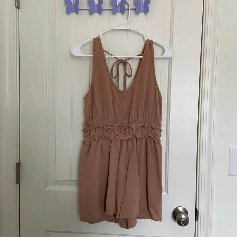 EUC | One Clothing LA women’s ruffle shorts romper — medium